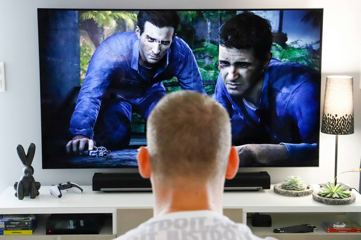 Smartphone showing calendar alert labeled 'streaming offer notifications for Hulu trial ending tomorrow'